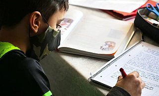Ein Schüler trägt im Unterricht einen Mund-Nasen-Schutz. - Pixabay Ein Schüler trägt im Unterricht einen Mund-Nasen-Schutz. - Pixabay