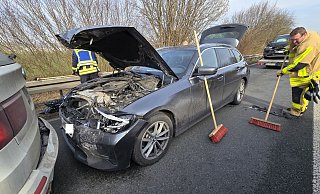 Nach dem klassischen Auffahrunfall auf der B64/83 bei Albaxen gab es zwei Leichtverletzte und Verkehrsbehinderungen. - Thomas Kube Nach dem klassischen Auffahrunfall auf der B64/83 bei Albaxen gab es zwei Leichtverletzte und Verkehrsbehinderungen. - Thomas Kube