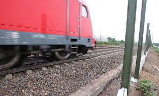 Die Bahn bereitet Lärmschutz für Löhne in Melbergen vor. Unser Foto zeigt den Bau der Schallschutzwand an der Bad Oeynhausener Königstraße. - Ulf Hanke Die Bahn bereitet Lärmschutz für Löhne in Melbergen vor. Unser Foto zeigt den Bau der Schallschutzwand an der Bad Oeynhausener Königstraße. - Ulf Hanke