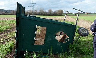 Die Jagdkanzel wurde an den Seitenwänden stark beschädigt. Hier klaffen große Löcher. - Polizei Minden-Lübbecke Die Jagdkanzel wurde an den Seitenwänden stark beschädigt. Hier klaffen große Löcher. - Polizei Minden-Lübbecke