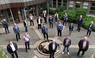 Die Kandidaten der SPD präsentieren sich – in Coronazeiten mit Abstand – auf dem Vorplatz des Engeraner Rathauses. - SPD Die Kandidaten der SPD präsentieren sich – in Coronazeiten mit Abstand – auf dem Vorplatz des Engeraner Rathauses. - SPD