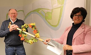 Die Geschäftsführer Heinrich Sperling und Claudia Koch mit dem LGS-Spaten, auf dem sich bereits Landesgartenschauen seit 1984 mit je einer Plakette verewigt haben. - Simone Flörke Die Geschäftsführer Heinrich Sperling und Claudia Koch mit dem LGS-Spaten, auf dem sich bereits Landesgartenschauen seit 1984 mit je einer Plakette verewigt haben. - Simone Flörke