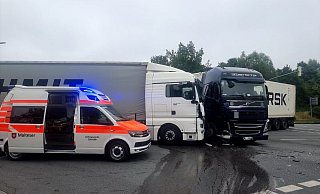 Zwei Lkw sind miteinander kollidiert. Die Kreuzung musste darauf gesperrt werden. - Thorsten Heß Zwei Lkw sind miteinander kollidiert. Die Kreuzung musste darauf gesperrt werden. - Thorsten Heß