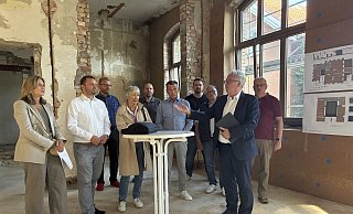 Politikerinnen und Politiker des Kreises Herford nutzen die Möglichkeit einer Baustellenbesichtigung. - Matthias Bungeroth Politikerinnen und Politiker des Kreises Herford nutzen die Möglichkeit einer Baustellenbesichtigung. - Matthias Bungeroth