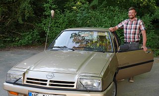 Ganze drei Jahre hat Alexander Hollmann auf den Erwerb seines weißgoldmetallicfarbigen Schmuckstücks gewartet. Durch Zufall am Straßenrand in Minden entdeckt hält er bis heute Kontakt zur Vorbesitzerin, die ihm zwischenzeitig noch einen weiteren Opel überließ. - Jörg Militzer Ganze drei Jahre hat Alexander Hollmann auf den Erwerb seines weißgoldmetallicfarbigen Schmuckstücks gewartet. Durch Zufall am Straßenrand in Minden entdeckt hält er bis heute Kontakt zur Vorbesitzerin, die ihm zwischenzeitig noch einen weiteren Opel überließ. - Jörg Militzer