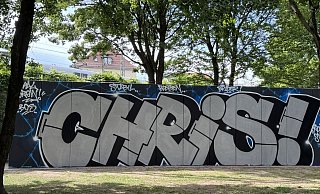 Auf zwei Wänden gegenüber vom "Cutie" in Bielefeld haben Freunde des Lebensretters Chris (26) ein Graffiti-Denkmal gesetzt: Stabil bleiben, Bruder! - Paul Brinkmann Auf zwei Wänden gegenüber vom "Cutie" in Bielefeld haben Freunde des Lebensretters Chris (26) ein Graffiti-Denkmal gesetzt: Stabil bleiben, Bruder! - Paul Brinkmann