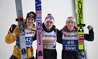 Das Siegerpodium mit (v.l.): Wellinger, Lindvik, Hörl - Hendrik Schmidt/dpa Das Siegerpodium mit (v.l.): Wellinger, Lindvik, Hörl - Hendrik Schmidt/dpa
