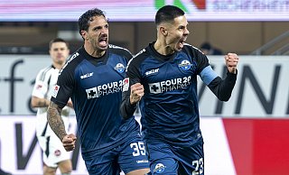 SCP-Kapitän Raphael Obermair (vorne r. ) feiert seinen Elfmetertreffer zum 2:2. Teamkollege Adriano Grimaldi jubelt mit, sieht aber gut 20 Minuten später die Rote Karte. - picture alliance/dpa SCP-Kapitän Raphael Obermair (vorne r. ) feiert seinen Elfmetertreffer zum 2:2. Teamkollege Adriano Grimaldi jubelt mit, sieht aber gut 20 Minuten später die Rote Karte. - picture alliance/dpa