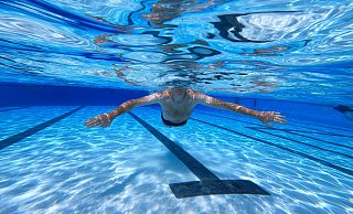 Die Öffnungszeiten des Hallenbades werden im Sommer eingeschränkt. Das Schulschwimmen ist davon aber nicht betroffen. | Symbolbild - dpa Die Öffnungszeiten des Hallenbades werden im Sommer eingeschränkt. Das Schulschwimmen ist davon aber nicht betroffen. | Symbolbild - dpa