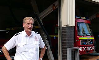 Ralf Husemann leitet die britische Feuerwehr in Sennelager. Im Hintergrund ist eines der beiden englischen Hilfsleitungslöschfahrzeuge zu sehen. - Ralph Meyer Ralf Husemann leitet die britische Feuerwehr in Sennelager. Im Hintergrund ist eines der beiden englischen Hilfsleitungslöschfahrzeuge zu sehen. - Ralph Meyer