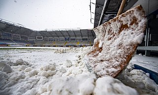 Wie hier in der Paderborner Benteler-Arena sorgt der Wintereinbruch für Spielabsagen und nicht nutzbare Trainingsflächen. - dpa Wie hier in der Paderborner Benteler-Arena sorgt der Wintereinbruch für Spielabsagen und nicht nutzbare Trainingsflächen. - dpa