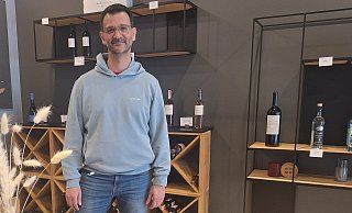 Georgios Rizos setzt nicht nur einen Haken hinter "Georges Delphi", sondern auch hinter seinen Weinhandel "Georges Cava" an der Eschstraße. - Peter Heidbrink Georgios Rizos setzt nicht nur einen Haken hinter "Georges Delphi", sondern auch hinter seinen Weinhandel "Georges Cava" an der Eschstraße. - Peter Heidbrink