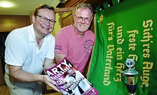 Stolz: Jens-Peter Weise (l.) und Hans-Jürgen Schlingmann präsentieren das vielfältige Programm des Dalbker Schützenfests. - Barbara Franke Stolz: Jens-Peter Weise (l.) und Hans-Jürgen Schlingmann präsentieren das vielfältige Programm des Dalbker Schützenfests. - Barbara Franke