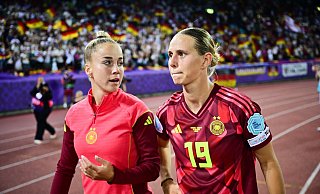 KLara Bühl (r. neben der verletzten Kapitänin Giulia Gwinn) will den Titeltraum nicht aufgeben. - Sebastian Christoph Gollnow/dpa KLara Bühl (r. neben der verletzten Kapitänin Giulia Gwinn) will den Titeltraum nicht aufgeben. - Sebastian Christoph Gollnow/dpa