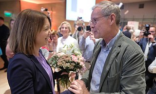 Freude bei der CDU im Kreis Gütersloh: Die neue Landrätin Ina Laukötter mit ihrem Vorgänger Sven Georg Adenauer. - Andreas Frücht Freude bei der CDU im Kreis Gütersloh: Die neue Landrätin Ina Laukötter mit ihrem Vorgänger Sven Georg Adenauer. - Andreas Frücht