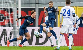 Karlsruhes Marcel Beifus (verdeckt) trifft den Fuß von Paderborns Felix Platte (2. v. l.). Den Strafstoß verwandelt Paderborn dann zum 1:2. - David Inderlied/dpa Karlsruhes Marcel Beifus (verdeckt) trifft den Fuß von Paderborns Felix Platte (2. v. l.). Den Strafstoß verwandelt Paderborn dann zum 1:2. - David Inderlied/dpa