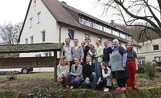 Elena und Sergej Löwen (hinten, 2. & 3. v. l.) haben den Betrieb ihres Berghotels kurzfristig eingestellt und die Lutternsche Egge zur Flüchtlingsunterkunft gemacht. - Nicole Sielermann Elena und Sergej Löwen (hinten, 2. & 3. v. l.) haben den Betrieb ihres Berghotels kurzfristig eingestellt und die Lutternsche Egge zur Flüchtlingsunterkunft gemacht. - Nicole Sielermann