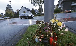 Auf einer Verkehrsinsel wurden im Gedenken an das Unfallopfer Kerzen und Blumen niedergelegt. - Angelina Kuhlmann Auf einer Verkehrsinsel wurden im Gedenken an das Unfallopfer Kerzen und Blumen niedergelegt. - Angelina Kuhlmann