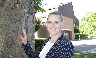 Lea Berndt ist die Bürgermeisterkandidatin der SPD in Borchen. Die 28-Jährige lebt mit ihrem Mann und den drei Kindern in Etteln. - Uwe Müller Lea Berndt ist die Bürgermeisterkandidatin der SPD in Borchen. Die 28-Jährige lebt mit ihrem Mann und den drei Kindern in Etteln. - Uwe Müller