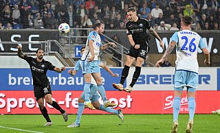 SCP-Stürmer Felix Platte (r.) springt in der 43. Minute deutlich höher als Schalkes Thomas Ouwejan und köpft zum 1:0 ein. - Imago/Ulrich Hufnagel SCP-Stürmer Felix Platte (r.) springt in der 43. Minute deutlich höher als Schalkes Thomas Ouwejan und köpft zum 1:0 ein. - Imago/Ulrich Hufnagel