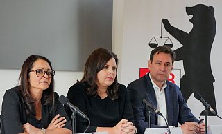 Felor Badenberg (l-r, parteilos), Berliner Senatorin für Justiz und Verbraucherschutz, spricht nach der Konferenz der Justizminister und -senatoren der Bundesländer während einer Pressekonferenz. Neben ihr sitzen Anna Gallina (Bündnis 90/Die Grünen), Hamburgs Senatorin für Justiz und Verbraucherschutz, und Georg Eisenreich (CSU), Staatsminister der Justiz in Bayern. - Soeren Stache/dpa Felor Badenberg (l-r, parteilos), Berliner Senatorin für Justiz und Verbraucherschutz, spricht nach der Konferenz der Justizminister und -senatoren der Bundesländer während einer Pressekonferenz. Neben ihr sitzen Anna Gallina (Bündnis 90/Die Grünen), Hamburgs Senatorin für Justiz und Verbraucherschutz, und Georg Eisenreich (CSU), Staatsminister der Justiz in Bayern. - Soeren Stache/dpa
