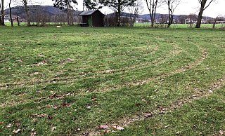 Der Sportplatz in Rothenuffeln an der Bäckerstraße wurde auf einer Länge von etwa 50 Metern mit einem Auto stark beschädigt. Ein Zeuge hatte den mutmaßlichen Täter dabei beobachtet. MT-Archivfoto: Stefanie Dullweber Der Sportplatz in Rothenuffeln an der Bäckerstraße wurde auf einer Länge von etwa 50 Metern mit einem Auto stark beschädigt. Ein Zeuge hatte den mutmaßlichen Täter dabei beobachtet. MT-Archivfoto: Stefanie Dullweber