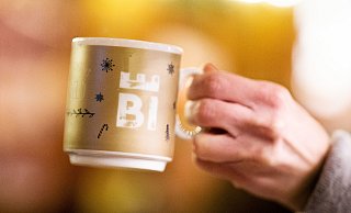 Goldig: Die Bielefelder Weihnachtsmarkt-Tasse 2019. Wer auf sein Becherpfand verzichtet, kann dem durch Stürme und Schädlingsbefall schwer geschädigten Stadtwald Gutes tun. - Oliver Krato Goldig: Die Bielefelder Weihnachtsmarkt-Tasse 2019. Wer auf sein Becherpfand verzichtet, kann dem durch Stürme und Schädlingsbefall schwer geschädigten Stadtwald Gutes tun. - Oliver Krato