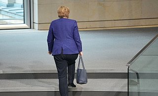 Ende einer Ära: Angela Merkel hat sich nach mehr als 30 Jahren im Bundestag von der Unionsfraktion verabschiedet. - Foto: Michael Kappeler/dpa Ende einer Ära: Angela Merkel hat sich nach mehr als 30 Jahren im Bundestag von der Unionsfraktion verabschiedet. - Foto: Michael Kappeler/dpa