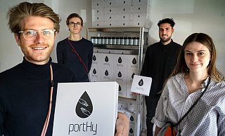 Jonathan Tenge (v. l.), Paul Böllhoff, Julian Hesse und Pauline Tenge haben etwa ein halbes Jahr lang an PortHy, einer Handykette mit integriertem Desinfektionsspender, gearbeitet. Mittlerweile ist der Vorverkauf gestartet. Obwohl Corona ein Ideengeber war, hat die Pandemie für das Start-Up nicht nur Vorteile. - Christian Geisler Jonathan Tenge (v. l.), Paul Böllhoff, Julian Hesse und Pauline Tenge haben etwa ein halbes Jahr lang an PortHy, einer Handykette mit integriertem Desinfektionsspender, gearbeitet. Mittlerweile ist der Vorverkauf gestartet. Obwohl Corona ein Ideengeber war, hat die Pandemie für das Start-Up nicht nur Vorteile. - Christian Geisler