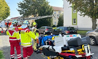 Die Bewohnerin aus dem ersten Obergeschoss musste wegen des Küchenbrandes vom Rettungsdienst behandelt werden. - Ralph Meyer Die Bewohnerin aus dem ersten Obergeschoss musste wegen des Küchenbrandes vom Rettungsdienst behandelt werden. - Ralph Meyer