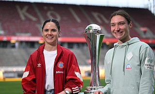 Am 1. Mai spielen sie in Köln gegeneinander um diesen Pokal: die Münchnerin Sarah Zadrazil und die Bremerin Sophie Weidauer bei einem Medientermin. - Federico Gambarini/dpa Am 1. Mai spielen sie in Köln gegeneinander um diesen Pokal: die Münchnerin Sarah Zadrazil und die Bremerin Sophie Weidauer bei einem Medientermin. - Federico Gambarini/dpa
