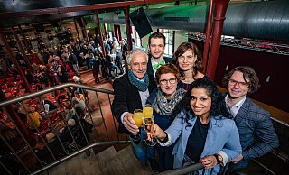 Jens Julkowski-Keppler, Dominic Hallau, Britta Haßelmann, Alexandra Geese, Schahina Gambir und Matthi Bolte-Richter (v.l.) beim Neujahrstreffen der Bielefelder Grünen in der Hechelei. - Mike-Dennis Müller Jens Julkowski-Keppler, Dominic Hallau, Britta Haßelmann, Alexandra Geese, Schahina Gambir und Matthi Bolte-Richter (v.l.) beim Neujahrstreffen der Bielefelder Grünen in der Hechelei. - Mike-Dennis Müller