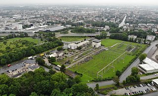 Das Umspannwerk Paderborn-Süd von Betreiber Avacon erstreckt sich beidseits der Borchener Straße (links). Oberhalb des Grundstücks ist die Auffahrt der Bundesstraße 64 zu sehen. Jenseits der Schnellstraße befindet sich die Feuerwache Süd. Das Avacon-Areal bietet eine gute Anbindung, viel Raum und direkte Innenstadtnähe. - Jens Reddeker Das Umspannwerk Paderborn-Süd von Betreiber Avacon erstreckt sich beidseits der Borchener Straße (links). Oberhalb des Grundstücks ist die Auffahrt der Bundesstraße 64 zu sehen. Jenseits der Schnellstraße befindet sich die Feuerwache Süd. Das Avacon-Areal bietet eine gute Anbindung, viel Raum und direkte Innenstadtnähe. - Jens Reddeker