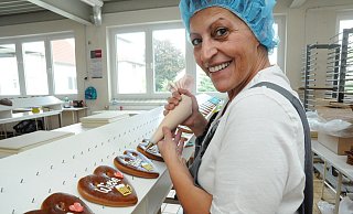 Mit Freude dabei: Evangelia Sarma dekoriert Lebkuchenherzen, die für das Oktoberfest bestimmt sind. - Heiko Kaiser Mit Freude dabei: Evangelia Sarma dekoriert Lebkuchenherzen, die für das Oktoberfest bestimmt sind. - Heiko Kaiser