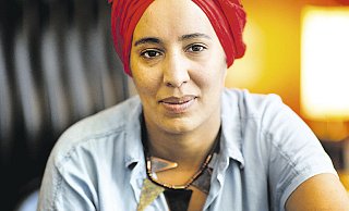 Fühlt sich wohl in der Stadt am Teuto: Michelle Bray (32) ist neue Agentin für Diversität am Theater Bielefeld. Foto: O. Krato - Oliver Krato Fühlt sich wohl in der Stadt am Teuto: Michelle Bray (32) ist neue Agentin für Diversität am Theater Bielefeld. Foto: O. Krato - Oliver Krato