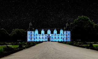 Illuminiert: Das Neuhäuser Schloss leuchtet in kräftigem Blau. - The Nightlab/ Schlosspark- und Lippesee- Gesellschaft Illuminiert: Das Neuhäuser Schloss leuchtet in kräftigem Blau. - The Nightlab/ Schlosspark- und Lippesee- Gesellschaft