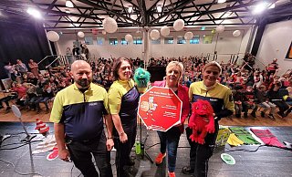 Bereiten die Kinder auf den Straßenverkehr vor: Andreas Liedtke (von links), Jennifer Landwehrmeyer, Sängerin Sandra Faryn und Andrea Kumpert. - Florian Weyand Bereiten die Kinder auf den Straßenverkehr vor: Andreas Liedtke (von links), Jennifer Landwehrmeyer, Sängerin Sandra Faryn und Andrea Kumpert. - Florian Weyand