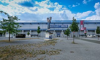 Noch herrscht vor der Benteler-Arena Ruhe, zum Bundesliga Heimauftakt sammeln sich hier die Fans. - Andreas Zobe Noch herrscht vor der Benteler-Arena Ruhe, zum Bundesliga Heimauftakt sammeln sich hier die Fans. - Andreas Zobe