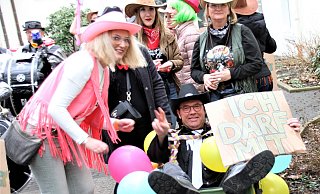 Für Sheriff Carsten Torke gab's kein Pferd, sondern es ging ab in den Bollerwagen: So kutschierten ihn die jecken Frauen aus Steinheim, Lothe und Umgebung ins große Festzelt. Die Aufschrift seines Tickets: "Ich darf mit". - Madita Schellenberg Für Sheriff Carsten Torke gab's kein Pferd, sondern es ging ab in den Bollerwagen: So kutschierten ihn die jecken Frauen aus Steinheim, Lothe und Umgebung ins große Festzelt. Die Aufschrift seines Tickets: "Ich darf mit". - Madita Schellenberg