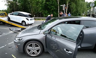 Kollidiert: Auf der Verler Straße in Spexard stießen ein Toyota und ein VW zusammen. - Andreas Frücht Kollidiert: Auf der Verler Straße in Spexard stießen ein Toyota und ein VW zusammen. - Andreas Frücht