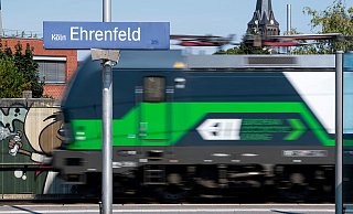 Auf dem Bahnhof Köln-Ehrenfeld (Archivfoto) stürzte eine Frau ins Gleis. - picture alliance/dpa Auf dem Bahnhof Köln-Ehrenfeld (Archivfoto) stürzte eine Frau ins Gleis. - picture alliance/dpa