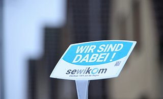 Wir sind dabei – nein, nicht mehr. Die Sewikom hat in Nieheim einen Rückzieher gemacht. Stand jetzt verlegt also niemand Glasfaser in der Ackerbürgerstadt. Droht Nieheim, digital abgehängt zu werden? - David Schellenberg Wir sind dabei – nein, nicht mehr. Die Sewikom hat in Nieheim einen Rückzieher gemacht. Stand jetzt verlegt also niemand Glasfaser in der Ackerbürgerstadt. Droht Nieheim, digital abgehängt zu werden? - David Schellenberg