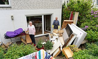 Renate und Dieter Tibo haben die Gegenstände aus der Kellerwohnung heraus geschafft. Allein schon wegen der Geruchsbelästigung. - Andreas Sundermeier Renate und Dieter Tibo haben die Gegenstände aus der Kellerwohnung heraus geschafft. Allein schon wegen der Geruchsbelästigung. - Andreas Sundermeier
