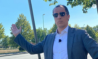 Comedian Oliver Pocher tauchte plötzlich als Clemens Tönnies verkleidet in Verl-Sürenheide auf und verteilte Geschenke an die Werkvertragsarbeiter. Sein Motto dabei: "Tönnies entschuldigt sich." - Instagram/Oliver Pocher Comedian Oliver Pocher tauchte plötzlich als Clemens Tönnies verkleidet in Verl-Sürenheide auf und verteilte Geschenke an die Werkvertragsarbeiter. Sein Motto dabei: "Tönnies entschuldigt sich." - Instagram/Oliver Pocher