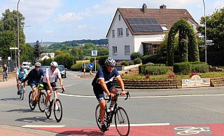 Vom Kreisel an der Ahmser Straße waren es nur noch wenige Meter bis zum Endpunkt der Rundfahrt. Aber auch hier muss die Straßenverkehrsordnung eingehalten werden. - Dirk Kröger Vom Kreisel an der Ahmser Straße waren es nur noch wenige Meter bis zum Endpunkt der Rundfahrt. Aber auch hier muss die Straßenverkehrsordnung eingehalten werden. - Dirk Kröger