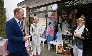 Rosa Fichte (r.) führt das Fachgeschäft für Mode und Wohnambiente "Schick". Sie ist überzeugt: "In die Fußgängerzone muss mehr Leben." - Klaus Karenfeld Rosa Fichte (r.) führt das Fachgeschäft für Mode und Wohnambiente "Schick". Sie ist überzeugt: "In die Fußgängerzone muss mehr Leben." - Klaus Karenfeld