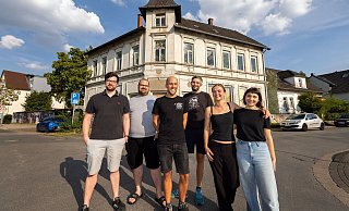 Mitglieder der Wohninitiative vor dem Haus Petristraße 2, das sie kaufen und renovieren wollen: Marian, Acik, Phillip, Léon, Hannah und Ruth. - Oliver Krato Mitglieder der Wohninitiative vor dem Haus Petristraße 2, das sie kaufen und renovieren wollen: Marian, Acik, Phillip, Léon, Hannah und Ruth. - Oliver Krato