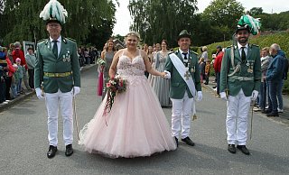 Auch in Weine wurde der Festumzug mit dem Königspaar Vincenz Thöne und Lea Volke in Begleitung des Adjutanten Hendrik Steven (r.) und Mayor Stefan Happe verkürzt. - Johannes Büttner Auch in Weine wurde der Festumzug mit dem Königspaar Vincenz Thöne und Lea Volke in Begleitung des Adjutanten Hendrik Steven (r.) und Mayor Stefan Happe verkürzt. - Johannes Büttner