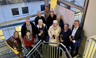 Daniela Dembert (Stadt Enger, Kultur- und Verkehrsverein, v. l.), Kantorin Antje Wiese , Museumsleiter Olav Heinemann, Horst Wilke (Verein Kleinbahnmuseum) , Friedhelm Treczack (MGV Lohengrin), Matthias Rasche (Stammtisch Barmeierplatz, Enger impulsiv), Michael Hellwig (Literaturprojekt Rumpelstilzchen), Christine Settnik (Widukind-Chor), Erdmuthe Fleer (Werkarbeit-Gemeinschaft, Neues Forum), Angela Franke (Verein Gerbereimuseum) und Bürgermeister Thomas Meyer stellten im Widukind-Museum Engers Kulturprogramm für 2025 vor. - Britta Bohnenkamp-Schmidt Daniela Dembert (Stadt Enger, Kultur- und Verkehrsverein, v. l.), Kantorin Antje Wiese , Museumsleiter Olav Heinemann, Horst Wilke (Verein Kleinbahnmuseum) , Friedhelm Treczack (MGV Lohengrin), Matthias Rasche (Stammtisch Barmeierplatz, Enger impulsiv), Michael Hellwig (Literaturprojekt Rumpelstilzchen), Christine Settnik (Widukind-Chor), Erdmuthe Fleer (Werkarbeit-Gemeinschaft, Neues Forum), Angela Franke (Verein Gerbereimuseum) und Bürgermeister Thomas Meyer stellten im Widukind-Museum Engers Kulturprogramm für 2025 vor. - Britta Bohnenkamp-Schmidt