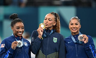 Bei der Siegerehrung hatte Jordan Chiles (r) ihre Medaille noch - das Internationale Sportgericht entschied, zu Unrecht. - Marijan Murat/dpa Bei der Siegerehrung hatte Jordan Chiles (r) ihre Medaille noch - das Internationale Sportgericht entschied, zu Unrecht. - Marijan Murat/dpa
